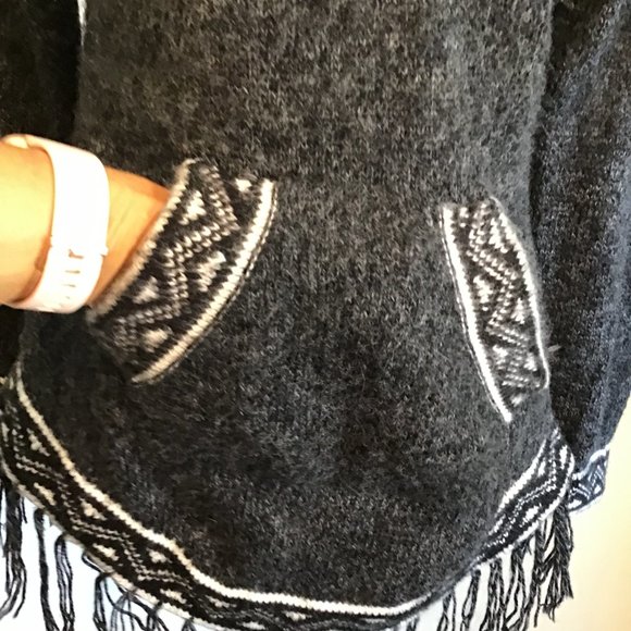 Classic Shakira Hooded Sweater with Fringed Hem Size S - Picture 8 of 11